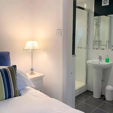 The Garden - Beautiful Spacious Garden With Two Bedrooms And Two Parking Spaces פילי