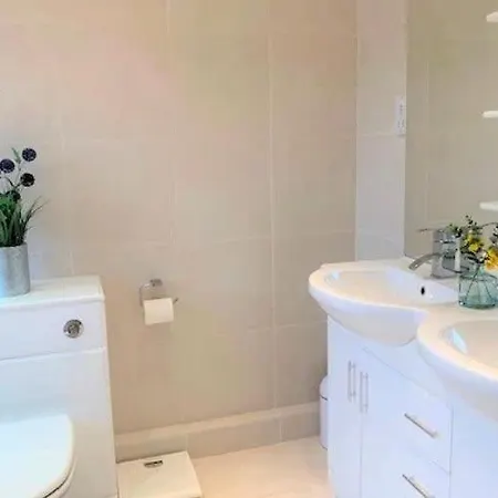 The Garden - Beautiful Spacious Garden With Two Bedrooms And Two Parking Spaces * פילי