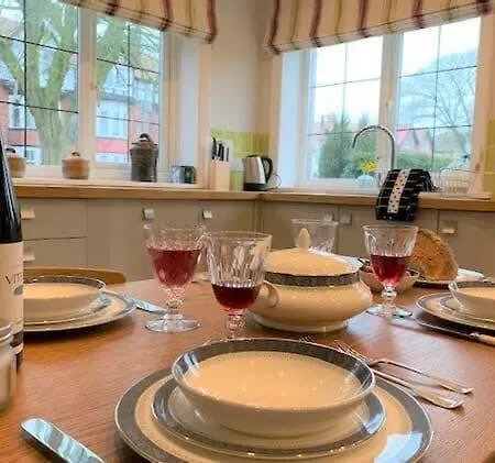 The Garden - Beautiful Spacious Garden With Two Bedrooms And Two Parking Spaces *