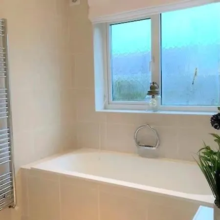 Дом отдыха The Garden - Beautiful Spacious Garden With Two Bedrooms And Two Parking Spaces